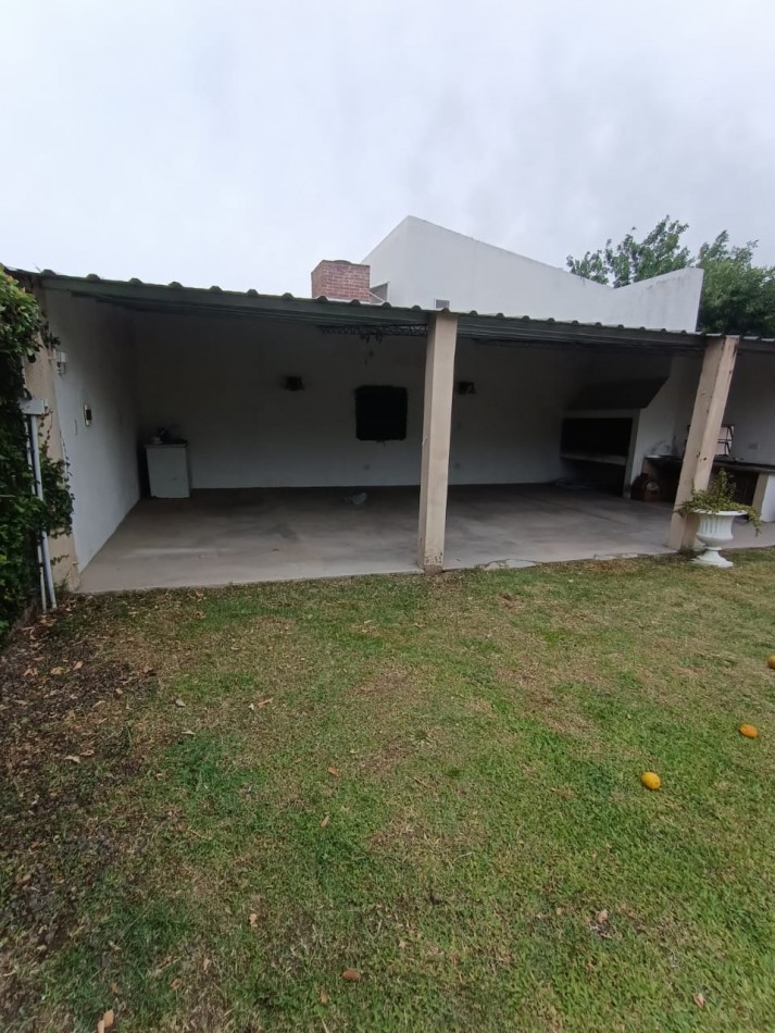 Casa c/pileta a 2 cuadras Av Zanni.