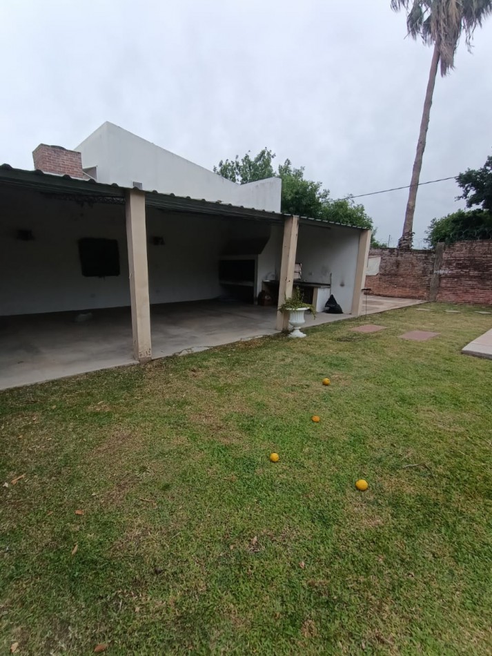 Casa c/pileta a 2 cuadras Av Zanni.