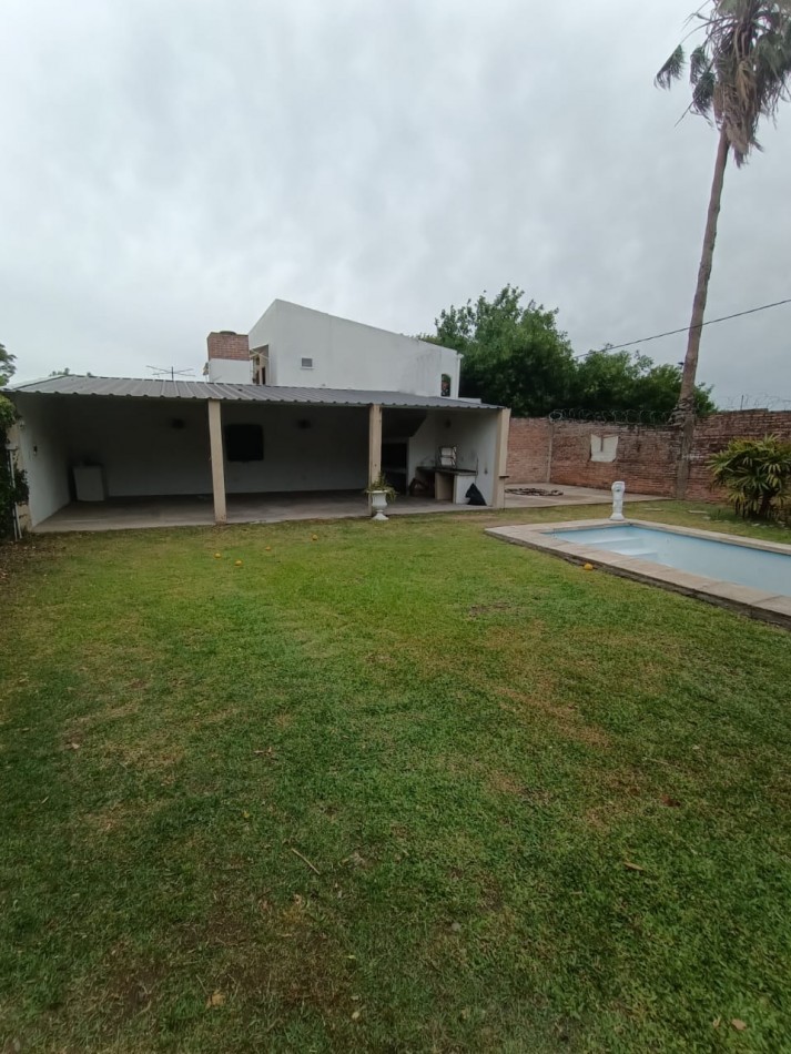 Casa c/pileta a 2 cuadras Av Zanni.