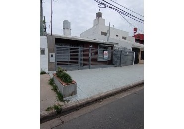 Casa c/entrada pasante 